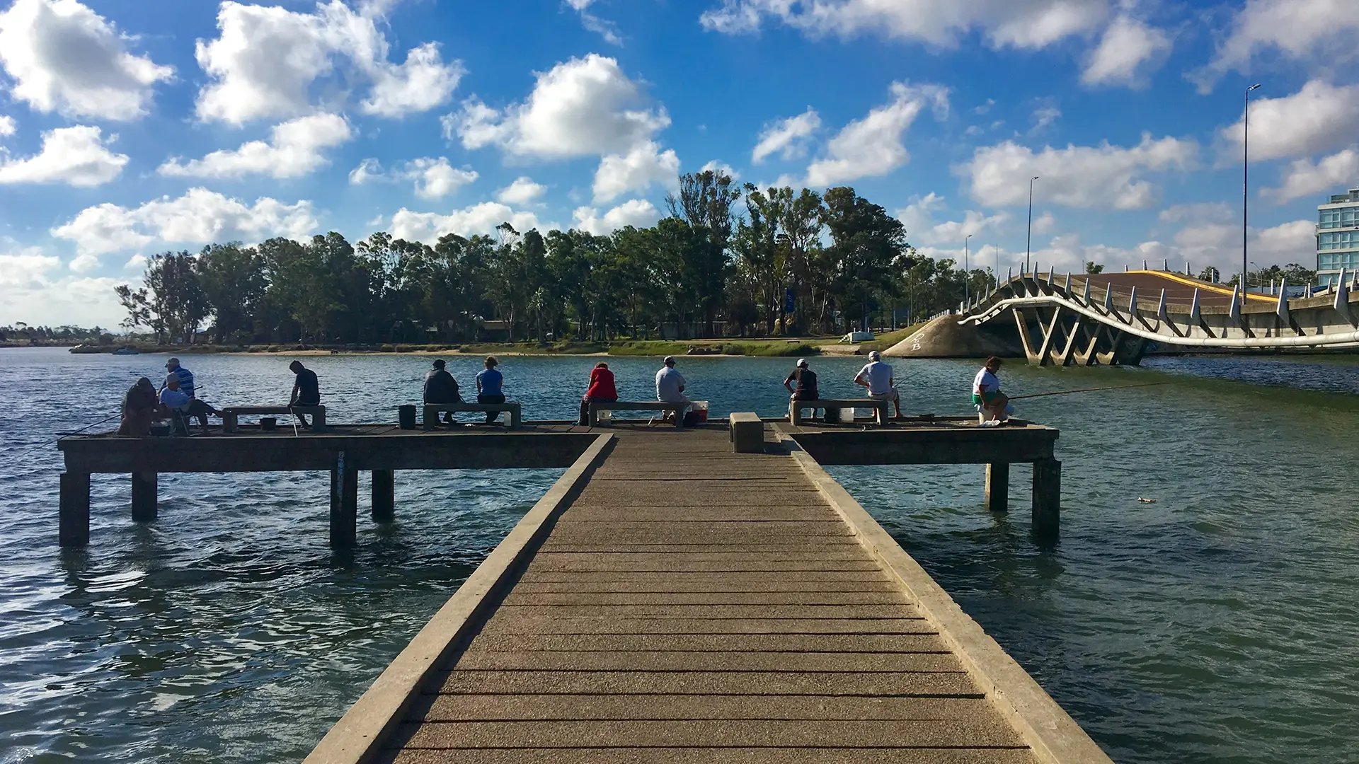 El puente ondulante de La Barra sobre el arroyo Maldonado.