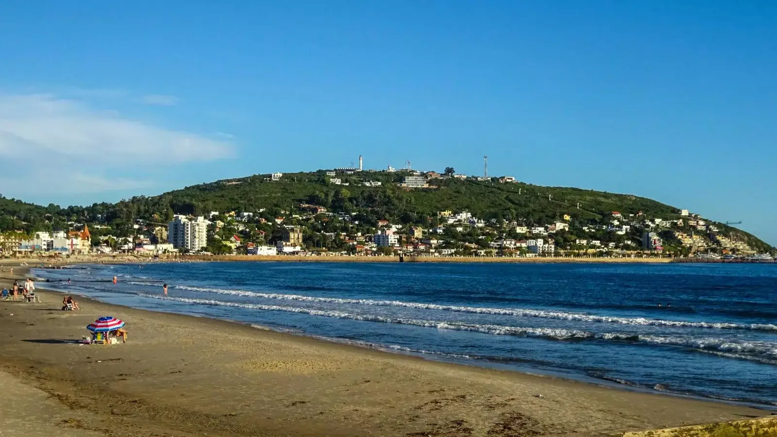 La rambla de Piriápolis entre el cerro San Antonio y el mar.