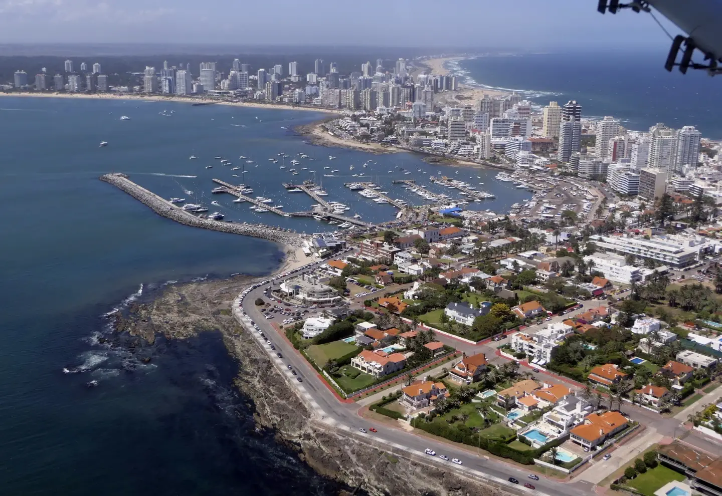 La península de Punta del Este, con la playa Mansa de un lado y la Brava del otro.